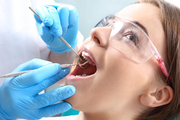 Joven en consulta odontológica